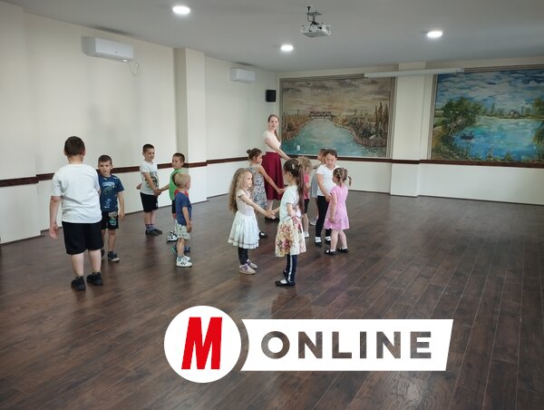 A felújított teremben próbálnak a kis néptáncosok  (Fotó: Kancsár Izabella)