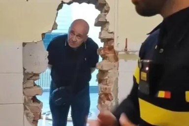 Az önkormányzat képviselői szerdán hajnalban jelentek meg a helyszínen és áttörték a falat, majd a helyiségek kiürítésére szólították fel az apátot (Csornai Premontrei Apátság/Facebook)