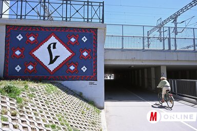 Az új szabadkai falfestmény egy korábban csupaszon álló felületet takar el, ám az előtte lévő terület rendbetételéről mintha elfeledkeztek volna az illetékesek (Fotó: Molnár Edvárd)
