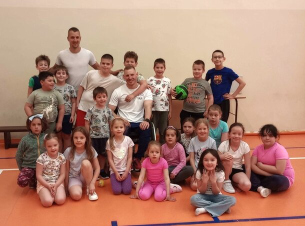Sztánkó Árpád és a gyerekek gyűrűjében Bognár Krisztián parasportoló