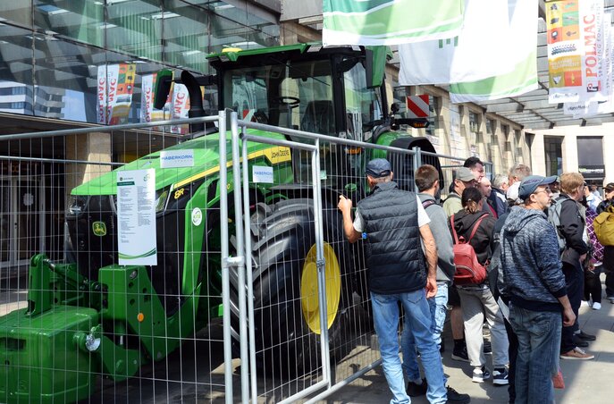 Az Újvidéki Vásár előtt egy hatalmas John Deere traktor csalogatta a látogatókat