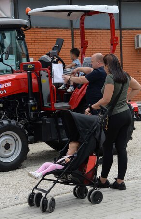 Sok gyerek felült a traktorokra