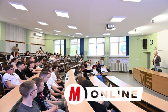 A középiskolások nagy érdeklődéssel figyeltek (Fotó: Molnár Edvárd)