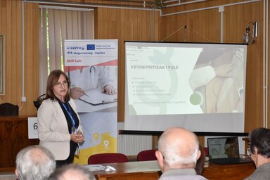 Dr. Úri Emese szólt a résztvevőkhöz a bezdáni akció során (Fotó: Zombori Egészségház)