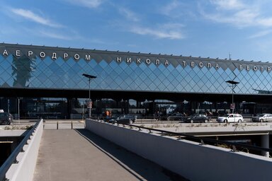 A poggyászkiadó csarnokban ömlött a víz a mennyezetből, a repülőtér vezetősége elnézést kért az utasoktól (Fotó: Aerodrom Nikola Tesla Beograd/Facebook)