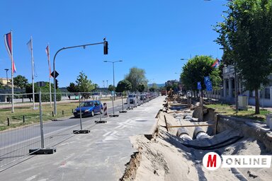 A fővezeték rekonstrukciója miatt főleg a rakparton akadozik a gépjárműforgalom (Fotó: Szeli Balázs felvétele)