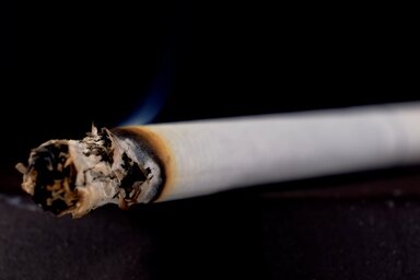 A passzív dohányzás sem veszélytelen: kétórányi füstös környezet nagyjából egy elszívott cigarettának felel meg (Fotó: Pixabay.com)