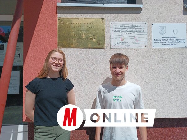 Interjú után Emina és Áron a bácskossuthfalvi iskola előtt (Kazinczy Paszterkó Diana felvétele)