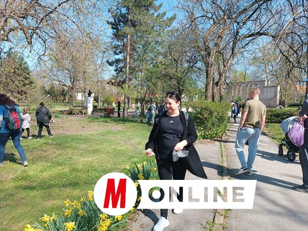 Kossuth Lajos szobra és az I. világháborús emlékmű ölelésében szervezték meg az Ady, az Életfa Nagycsaládosok Egyesülete és a Mofisz Ifjúsági Tanács húsvéti édességvadászatát  (Fotó: Kazinczy Paszterkó Diana)