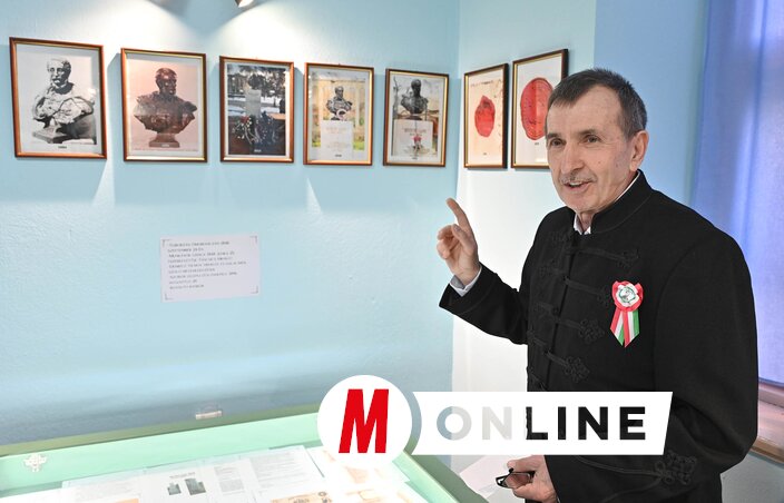 Papp László tárlatvezetése a Kossuth-szoba megnyitóján (Ótos András felvétele)