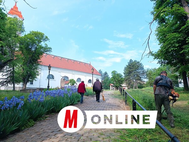 A hagyományos tavaszi munkaakció során a református templom kertje is megszépült (Fotó: Kazinczy Paszterkó Diana)