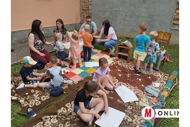 Pokrócokon ülve, játék közben és beszélgetések során ismerkedhettek egymással a leendő Waldorf közösség tagjai (Kancsár Izabella felvétele)