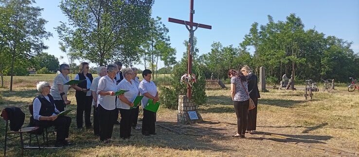 Bacsik Lőrinc Natália a Magyar Nemzeti Tanács, Szekeres Andrea pedig a Rozmaring ME nevében koszorúzott