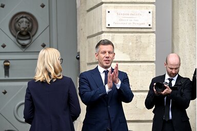 MTI/Magyar Péter sajtótájékoztatója a Sándor-palota előtt