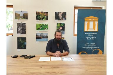 Fotó: Kancsár Izabella/ Jovanović Dániel, a rendezvény fő szervezője a Than Emlékházban megtartott sajtótájékoztatón