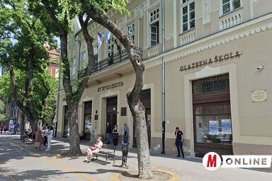 Rendőrök a Szabadkai Zeneiskola előtt