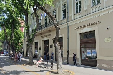 Rendőrök a szabadkai zeneiskola előtt