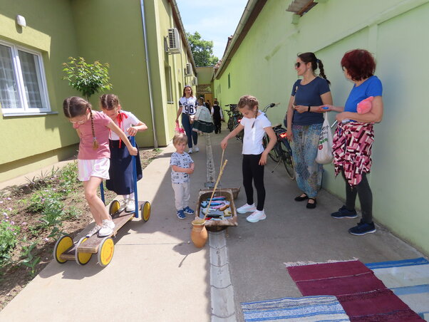 Közösségi játékok a Vadvirág-székház udvarán