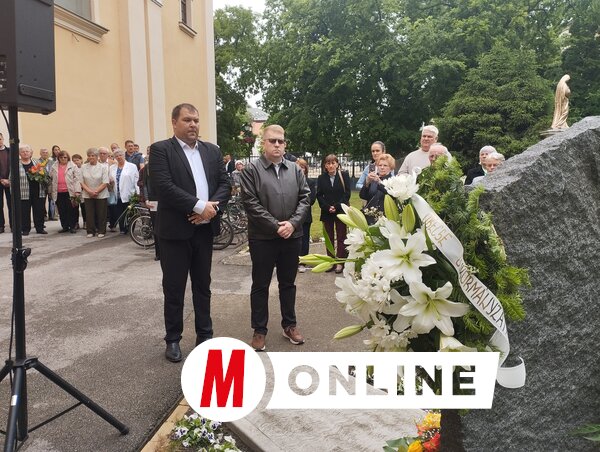Az önkormányzat nevében Kiss Igor és Lovasi Zsolt helyezte el az emlékezés virágait