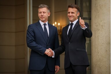 Magyar Péter és Emmanuel Macron (Fotó: Beta/AP)