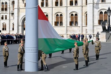 Felvonták a Kossuth téren a nemzeti lobogót (Fotó: MTI)