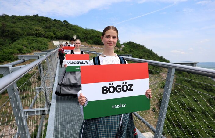 Középiskolások településnevekkel összekötik a Magyar Kálváriát a Nemzeti összetartozás hídján keresztül a Rákóczi Táborral (Fotó: MTI)