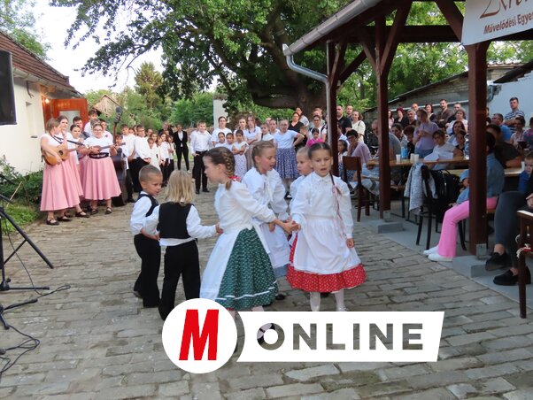 Ünnepi műsor a nemzeti összetartozás napján az Adai Tájházban (Fotó: Csincsik Zsolt felvétele)