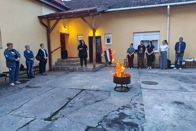 A vetítés után, az egyesület udvarában meggyújtották az összetartozás lángját (Fotó: Egység Művelődési Egyesület)