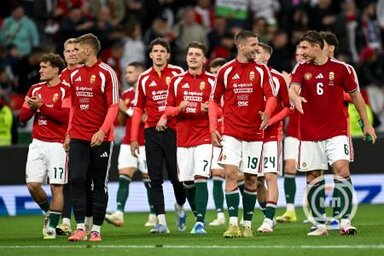 A győztes magyar csapat tagjai a Magyarország - Finnország barátságos labdarúgó-mérkőzés után a Puskás Arénában (Fotó: MTI)