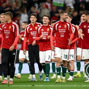 A győztes magyar csapat tagjai a Magyarország - Finnország barátságos labdarúgó-mérkőzés után a Puskás Arénában (Fotó: MTI)