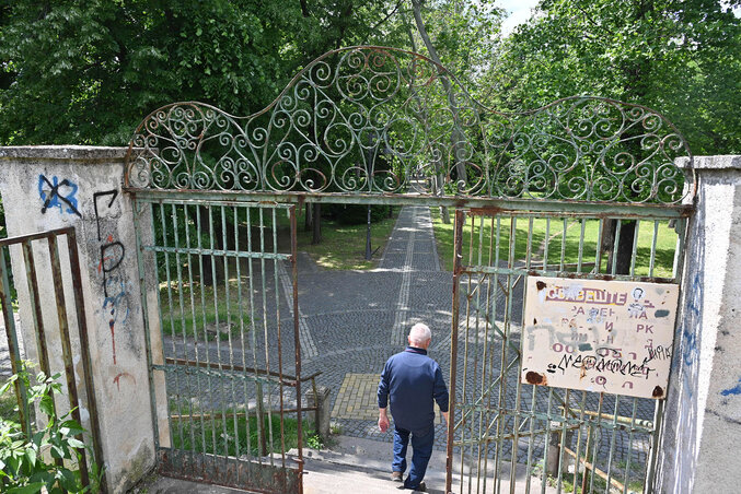 Így néz ki ma a verseci Városi park bejárata