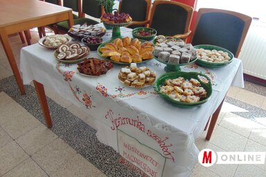 Magyaros kalácsokkal díszített asztalok (Vidács Hajnalka felvétele)