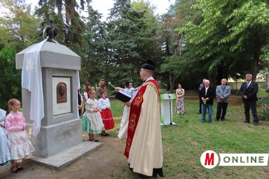 Az emlékműavató a moholi templomkertben  (Csincsik Zsolt felvétele)