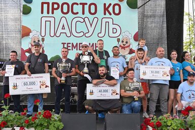 A főzőverseny első három helyezett csapatának tagjai (Fotó: Varga Zoltán felvétele)