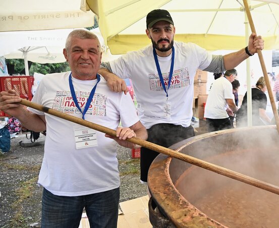 A jótékonysági babfőzők mintegy háromezer adagot készítettek el (Fotó: Varga Zoltán felvétele)