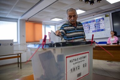 Az első, szavazóhelyiségek bezárása után közzétett felmérés szerint Albin Kurti pártja a szavazatok több mint 42 százalékát szerezhette meg (Fotó: Beta/AP)