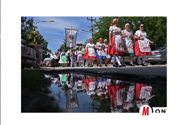 Felvonulással kezdődött a 62. Gyöngyösbokréta és a 49. Durindó (Fotó: Molnár Edvárd felvétele)