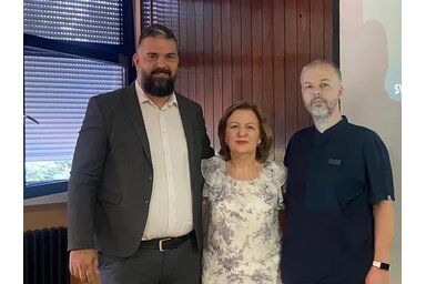 Vanja Radojkov okleveles közgazdász, dr. Vesna Tomin és dr. Vukosav Trkulja (Fotó: obki.rs)