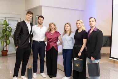 Snejder-Sára Ildikó a kollégisták egy részével (Fotó: Európa Kollégium)