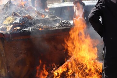 A tömeg felgyújtott egy autóbuszt, több autót és utcai hulladéktárolókat, valamint a város jórészt bevándorlók lakta egyes negyedeiben több lakóépületet is (Fotó: Pexels.com)