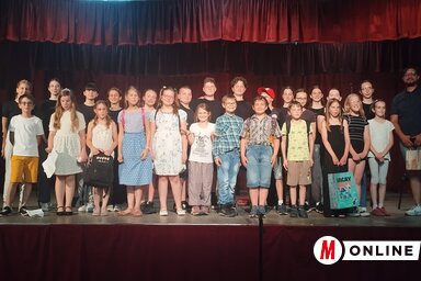 Csoportképen a Mókamiki és a Csiribiri színjátszó szakkörök tagjai (Kancsár Izabella felvétele)