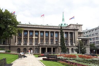 A temetésre Kraljevóban kerül sor a legmagasabb katonai tiszteletadás mellett, a városban pedig gyásznapot hirdettek (Forrás: Beta)