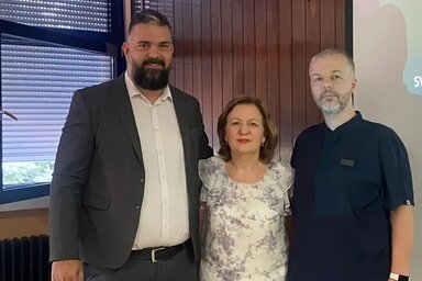 Vanja Radojkov okleveles közgazdász, dr. Vesna Tomin és  dr. Vukosav Trkulja (Fotó: obki.rs)