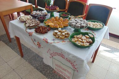 Magyaros kalácsokkal díszített asztalok (Fotó: Vidács Hajnalka)