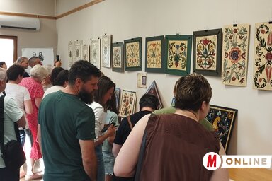 A kiállítás festett templomkazetta-másolatokat, kulcstartókat, kisebb ládikókat és ajtóra helyezhető névtáblákat mutat be (Kancsár Izabella felvétele)