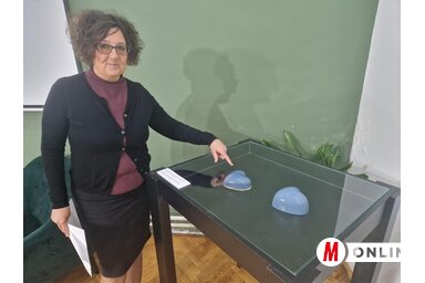 Szalma Viktóra az erededi Kerámia szívet mutatja, mellette látható a másolata (Fotó: Bartus Bella felvétele)