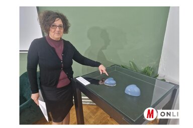 Szalma Viktóra az erededi Kerámia szívet mutatja, mellette látható a másolata (Fotó: Bartus Bella felvétele)