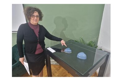 Szalma Viktóra az erededi Kerámia szívet mutatja, mellette látható a másolata (Fotó: Bartus Bella felvétele)