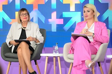 Maja Gojković (balról) az Európai nemi egyenlőségi politikák című panelbeszélgetésen (Fotó: Tartományi kormány)