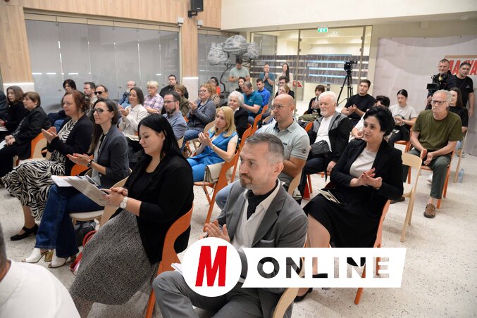 Publika je imala prilike da sluša poučne razgovore (fotografija Čile David)